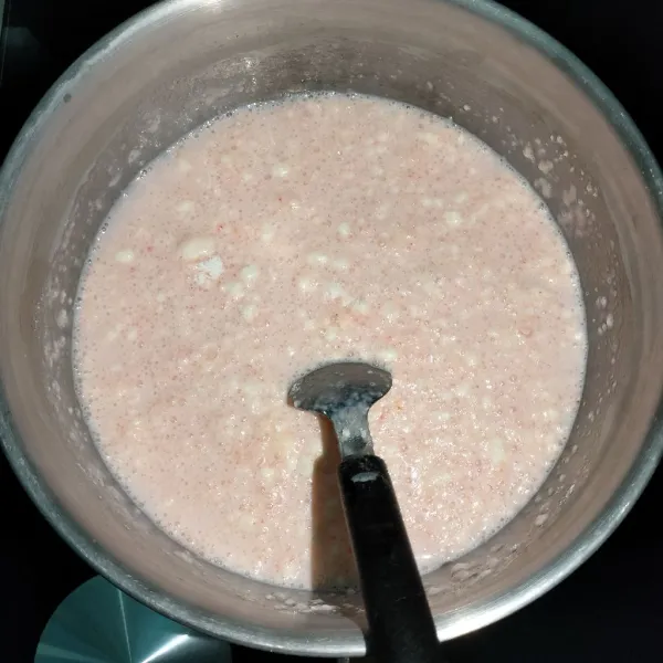 Kemudian tambahkan perasa minuman aduk sampai rata masak hingga matang