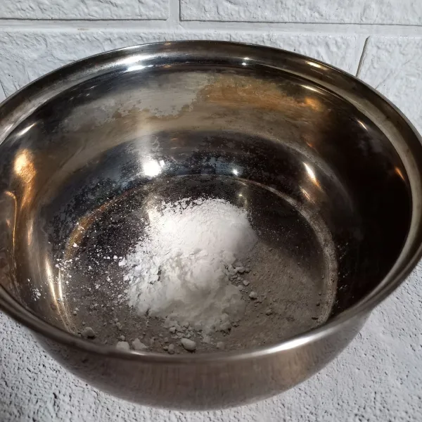 Masukkan bubuk jelly dan tepung maizena ke dalam panci.