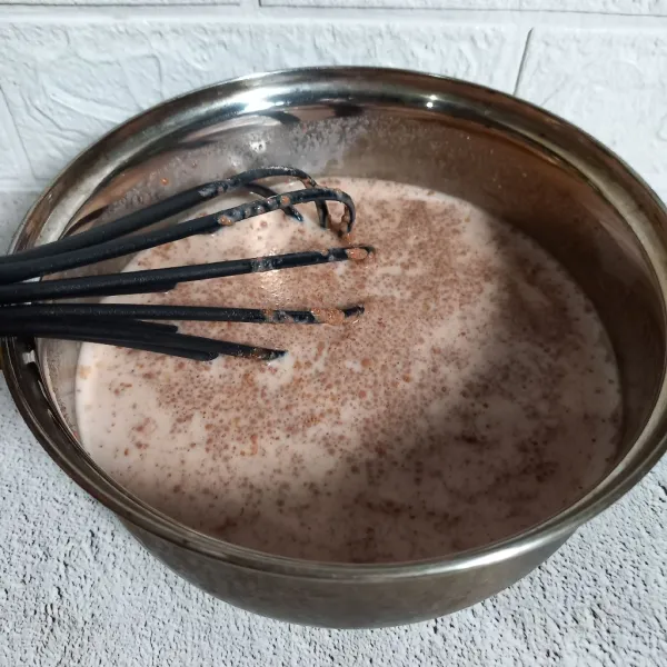 Tuang susu cair dan pasta coklat, kemudian aduk sampai rata. Masak sampai mendidih.