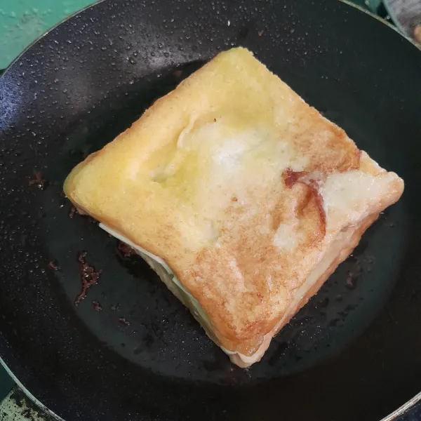 Panggang di teflon yang sudah diberi margarin, panggang sampai kedua sisi matang.
