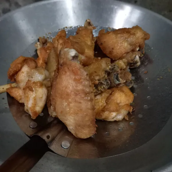 Kemudian goreng sayap ayam sampai kecokelatan, angkat dan tiriskan.
