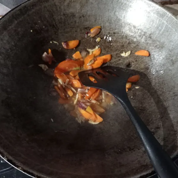 Tumis bawang merah, bawang putih, tomat sampai matang, masukkan wortel dan masak hingga setengah matang.