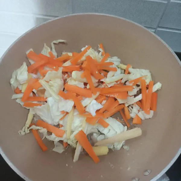 Masukkan sayuran dan tumis sayuran hingga merata.