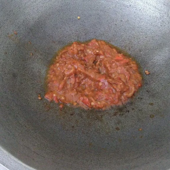 Goreng sambal dengan sedikit minyak sampai matang. Angkat dan hidangkan.