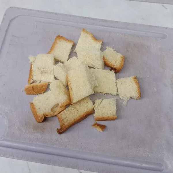 Potong roti tawar menjadi kecil-kecil.