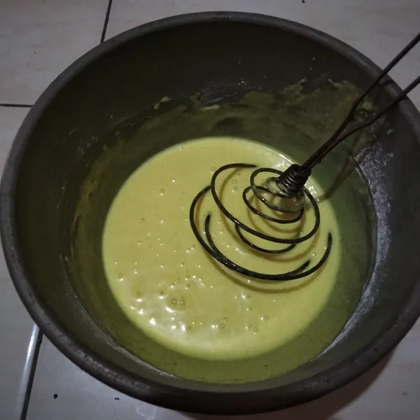 Dalam wadah masukkan tepung tapioka, terigu, gula pasir, garam dan perasa vanili aduk rata lalu tuang santan yang telah disaring, aduk kembali hingga tercampur rata.