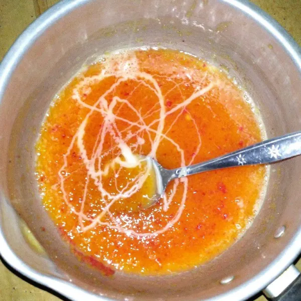 Tambahkan susu kental manis, masak lagi hingga mendidih