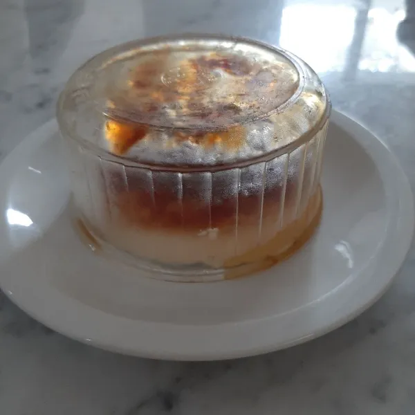 Sajikan di atas piring dengan cara tutup cetakan dengan piring saji lalu balik cetakan beserta piring sehingga posisi piring ada di bawah, kemudian goyang-goyangkan hingga puding jatuh ke piring. Buka cetakan, sajikan dengan taburan kacang mede.