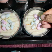 Taburkan Marshmellow di atasnya dan silky puding marshmellow siap di nikmati