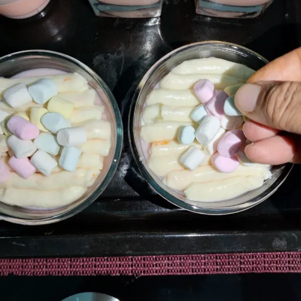 Taburkan Marshmellow di atasnya dan silky puding marshmellow siap di nikmati