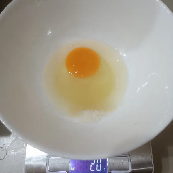 Kocok telur dan gula hingga larut.