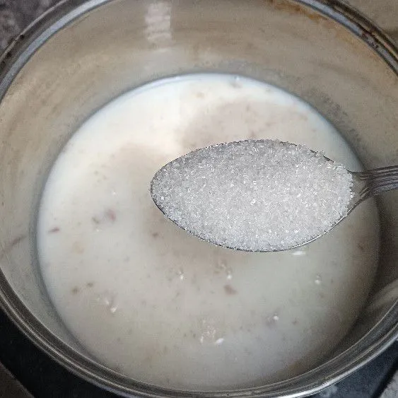 Pindahkan susu cair dan roti tawar yang sudah halus ke dalam panci dan masukkan gula pasir.