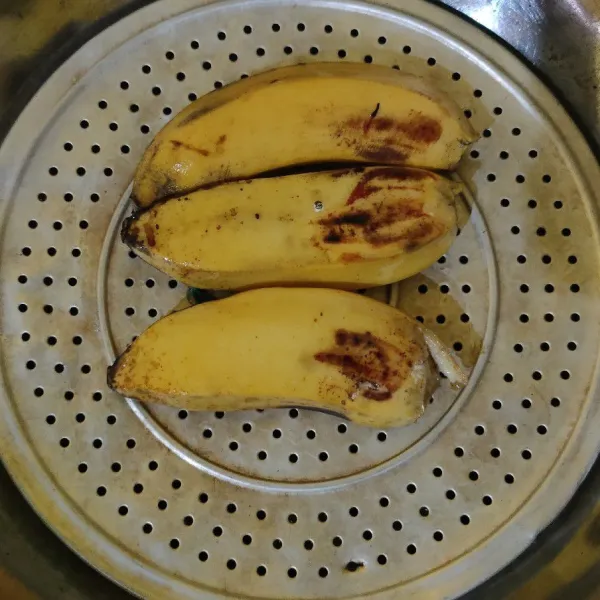 Cuci bersih pisang, kukus selama 5 menit atau hingga matang. Kupas potong-potong, sisihkan.
