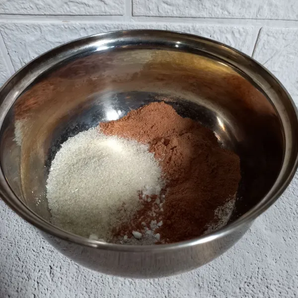 Tambahkan gula pasir dan coklat bubuk.