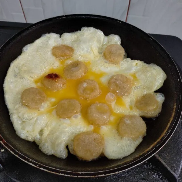 Masak pempek lenggang hingga matang kedua sisinya.