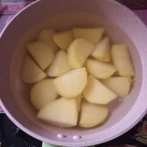 Potong-potong kentang, rebus hingga matang.