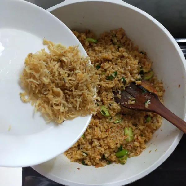 Masukkan ikan teri medan yang sudah digoreng tadi.