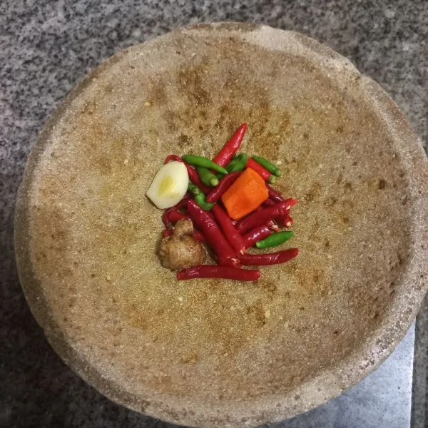 Kupas bawang putih, cabe rawit, cabe merah, kunyit dan kencur, haluskan.