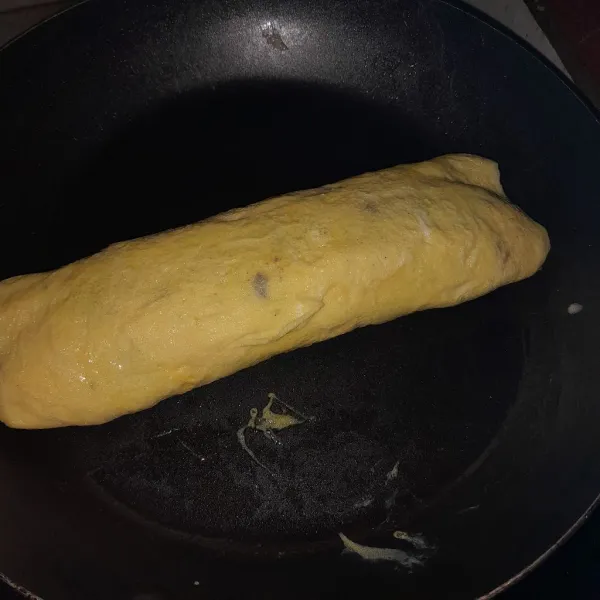 Setelah adonan telur habis dan sudah tergulung dengan rapi masak sebentar dan telur gulung siap untuk di potong .