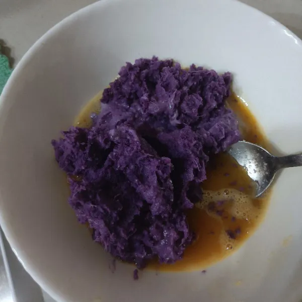 Masukkan ubi kedalam mangkuk beri kocokan telur. Aduk merata.