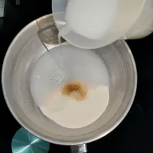 Siap kan panci masukkan bubuk jelly gula pasir dan tambahkan susu cair aduk sampai rata