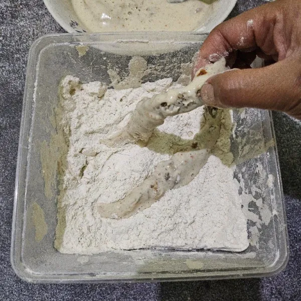 Setelah itu gulingkan kembali ke dalam tepung krispy hingga udang terlihat keriting.