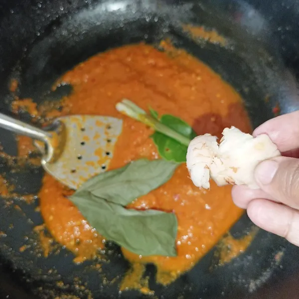 Tambahkan rempah aromatik dan tumis sampai bumbu matang dan harum.