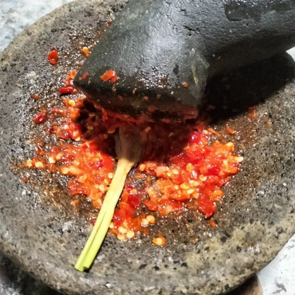 Haluskan bawang merah, bawang putih, cabai dan garam.
