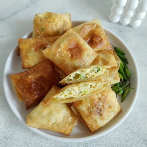 Martabak telur siap untuk disajikan.