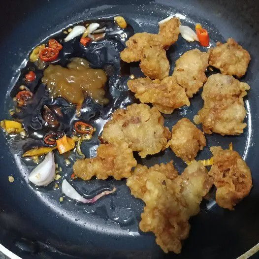 Masukkan saus sambal, saus tiram, kecap asin, kecap manis, dan lada bubuk.