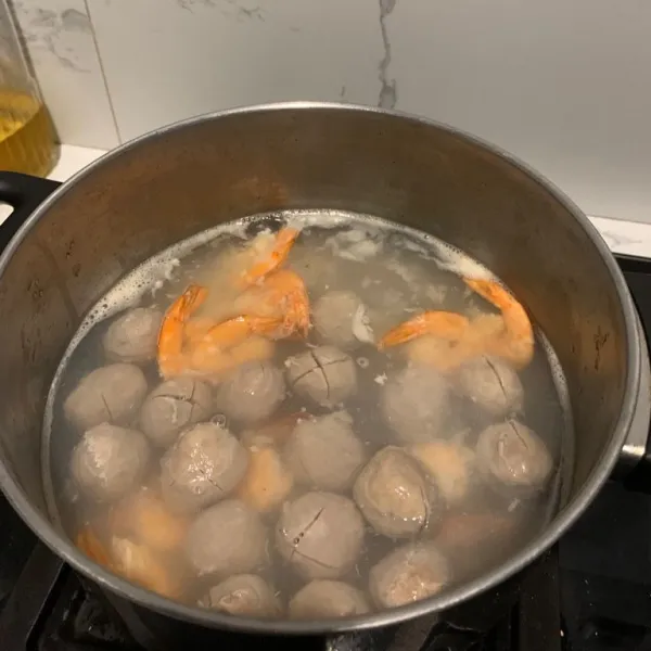 Belah 4 baso. Jangan sampai putus. Masukkan. Hingga baso matang.