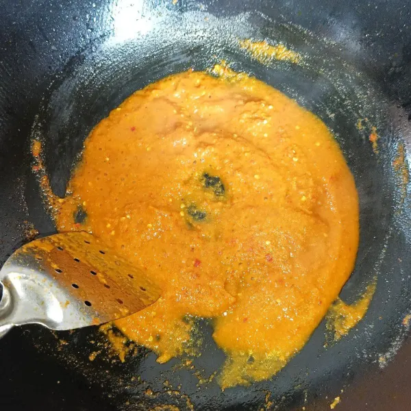 Haluskan bumbu dan tumis bumbu dengan sedikit minyak goreng.