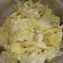 Siapkan kembang tahu yang sudah dipotong-potong, bilas lalu tiriskan.