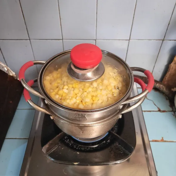 Kukus jagung hingga empuk lalu angkat dan tiriskan kemudian sisihkan.