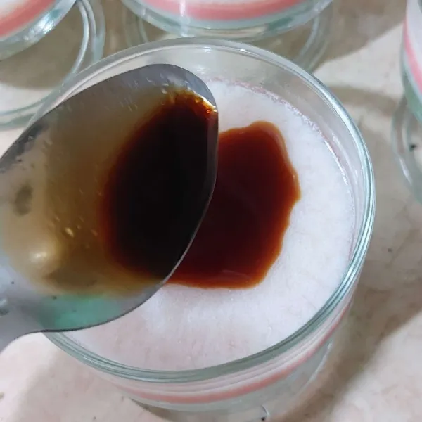 Tuang sirup gula palem ke atas puding, sajikan.