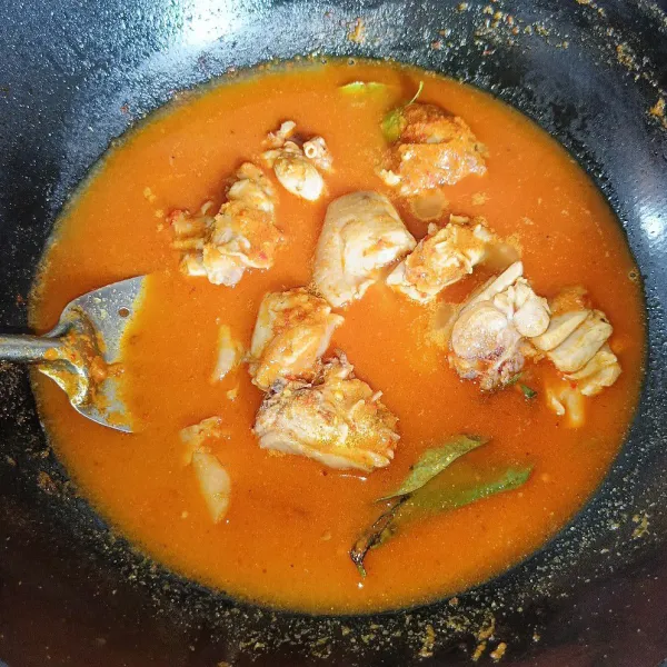 Kemudian tuang air mineral dan air asam jawa, masak dengan api sedang.