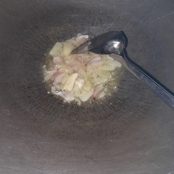 Kemudian tumis bawang merah dan bawang putih hingga layu.