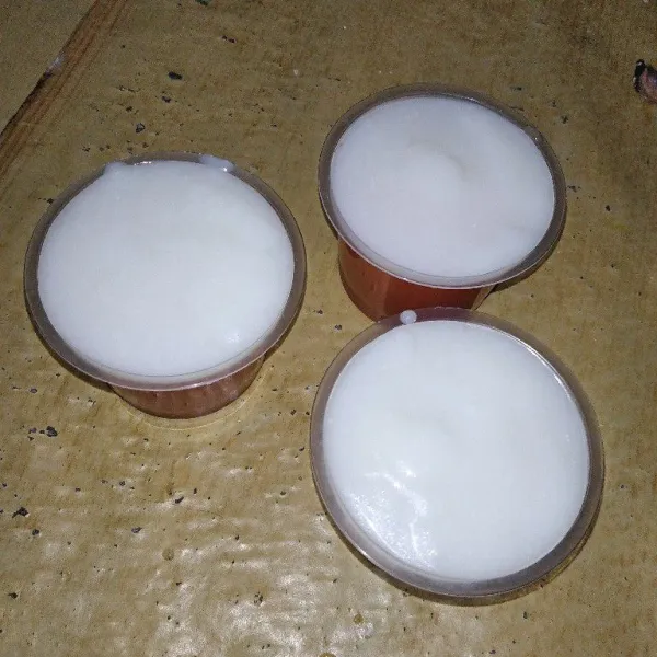 Lalu tuang di atas puding mangga dan beri topping keju,sajikan