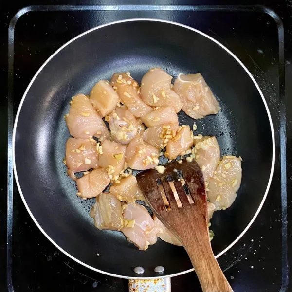 Siapkan teflon, lalu panggang daging ayam sebentar.