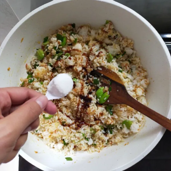 Beri garam, kaldu jamur, saus tiram dan kecap manis, aduk hingga tercampur rata.