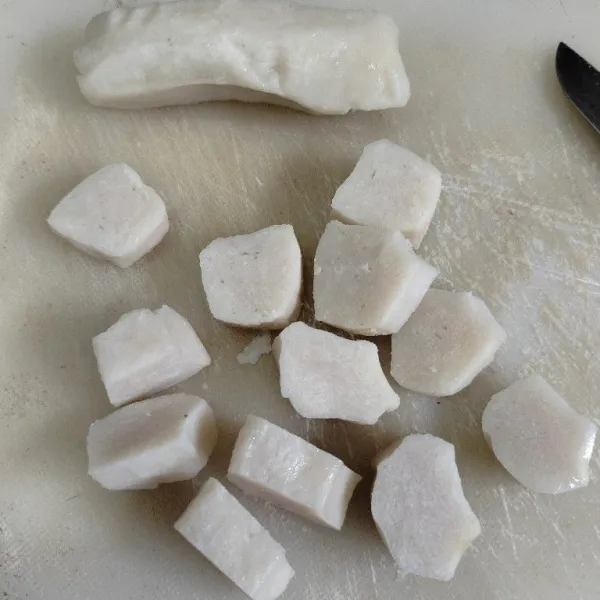 Potong kecil pempek lenjer.