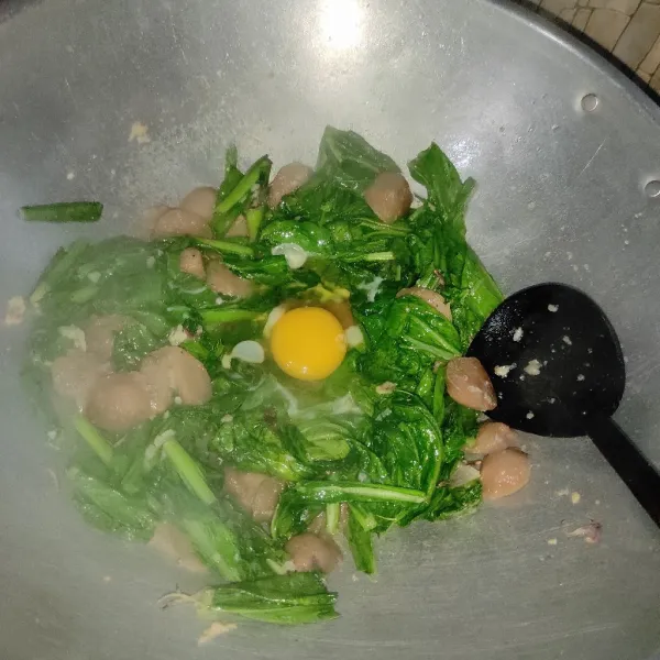 Terakhir, masukan telur. Aduk perlahan sampai tercampur. Masak sebentar lalu matikan api.