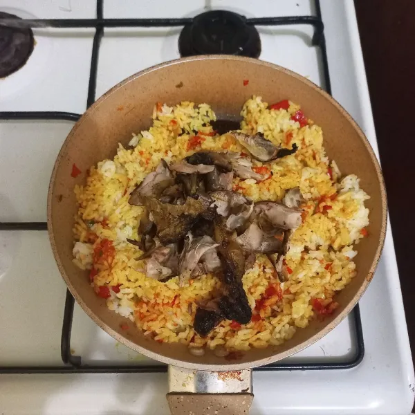 Masukkan suwiran daging paha ayam bakar.