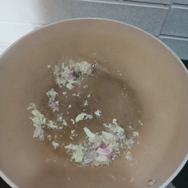 Tumis bumbu halus : bawang merah, bawang putih, garam dan kemiri, tumis sampai harum.