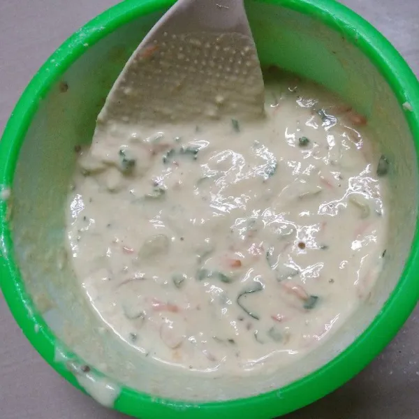 Tambahkan air sedikit demi sedikit sambil diaduk lalu celupkan tempe.