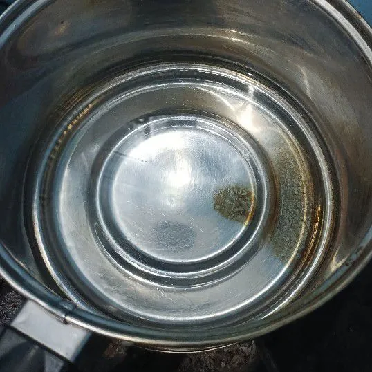 Masukkan air ke dalam panci.