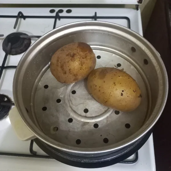 Kukus kentang kemudian kupas.