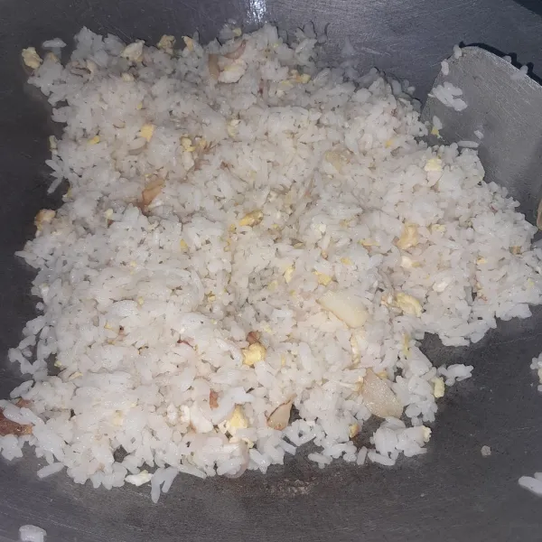 Masak sebentar lalu nasi goreng putih siap untuk dihidangkan.