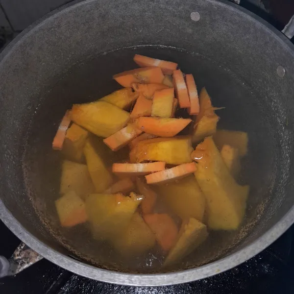Rebus wortel dan juga labu kuning hingga mendidih.