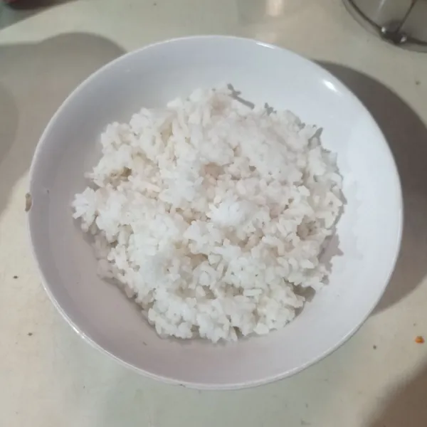 Siapkan nasi hangat, lalu masukan ke dalam bowl.